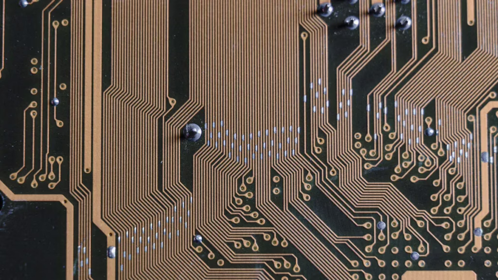 PCB per telecomunicazioni ad alta frequenza con caratteristiche di progettazione dell'integrità del segnale e tracce a impedenza controllata per applicazioni 5G